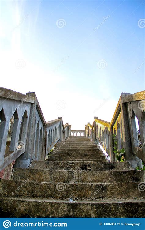 Escadas Do Cimento Que Conduzem Ao C U Foto De Stock Imagem De Antigo