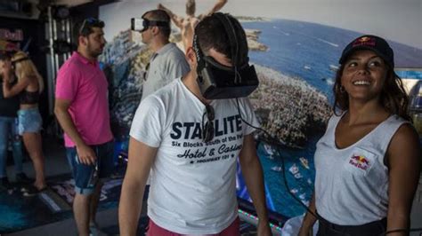 La Virtual Reality Del Red Bull Cliff Diving Va In Tour E Accende L