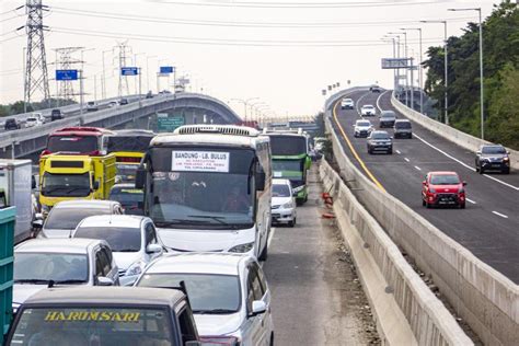 Volume Kendaraan Tinggi Jalan Tol Layang Jakarta Cikampek Macet Lagi