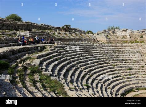 Sicilia El Teatro Griego De La Antigua Ciudad De Segesta Provincia De