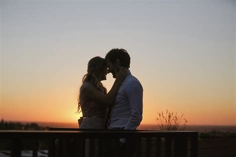 Image libre blonde petite amie baiser petit ami portant herbe amour jeune marié romance