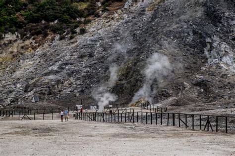 Fears rise of volcanic eruption near Naples after another strong ...