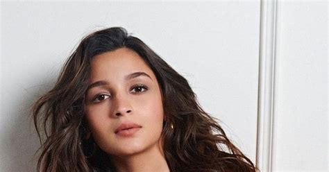 Alia Bhatt Latest Photos ‘मॉम टू बी आलिया भट्टने एकदा फ्लाँट केला बेबी बंप