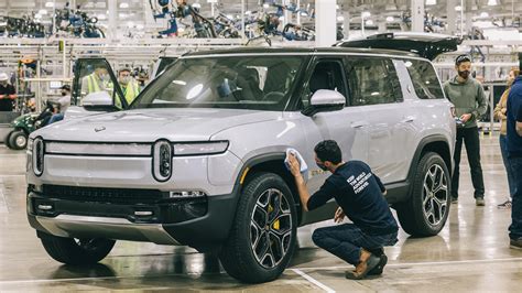 Rivian R1s Electric Suv Deliveries Commence Carexpert