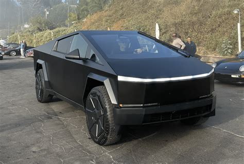 Voici Le Premier Tesla Cybertruck Recouvert D Un Covering Noir Mat