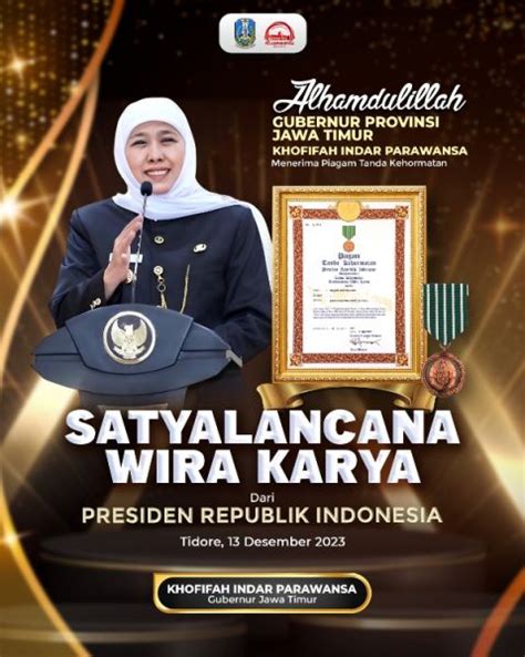 Gubernur Khofifah Terima Tanda Kehormatan Satyalancana Wira Karya