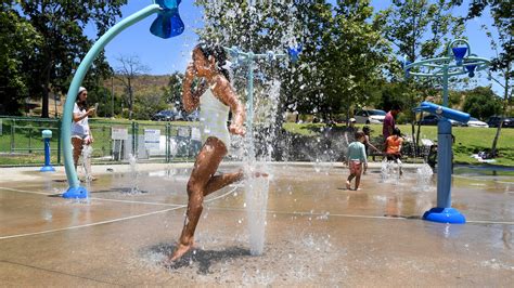Families stay cool at Oak Park splash pad as summer heats up
