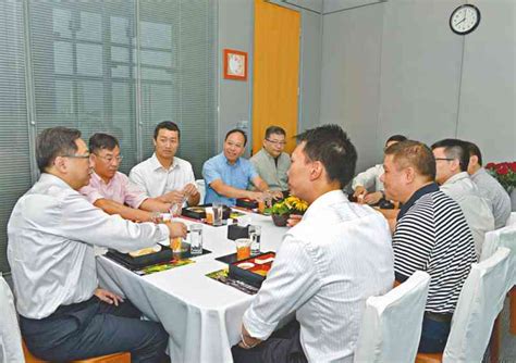 處長盧偉聰於八月七日與九名港島區人員共晉早餐，加強彼此交流和溝通。