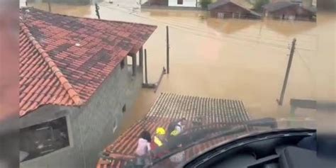 Ilhados Pela Chuva Moradores Fogem Para Telhados E S O Resgatados De