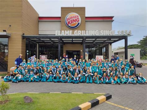 Outdoor Learning Kelas 1 Di Restoran Burger King Merr SDIT Al Uswah