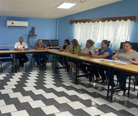 Padres de familia cierran escuela Ford exigiendo la destitución de la