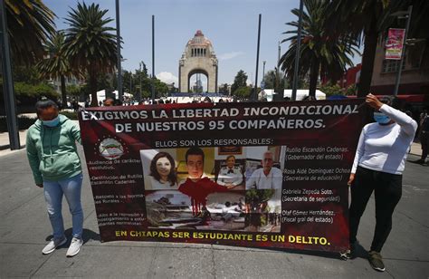 La Jornada Liberan a los 91 normalistas de Mactumatzá detenidos en mayo