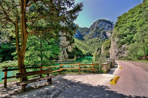 La Gola Del Furlo L Affascinante Canyon Delle Marche Viaggi E