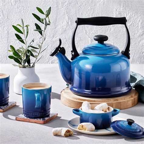 Kit Chaleira Tradicional E Canecas Ml Azul Marseille Le Creuset