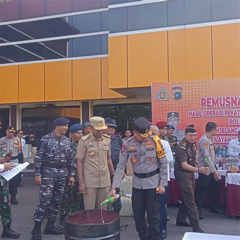 Hasil Operasi Pekat Ribuan Botol Miras Hingga Rokok Ilegal Dimusnahkan