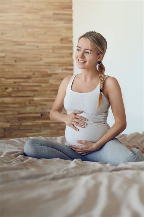 Jovem Mulher Feliz Do Ajuste Que Mede Sua Cintura Foto De Stock