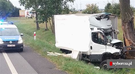 Tragiczny Wypadek Na Dk Kierowca Uderzy W Drzewo Zgin Na Miejscu