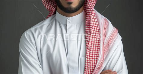 الاهتمام بالأناقة والمظهر الخارجي، بورتريه مقرب لرجل عربي خليجي سعودي مبتسم يرتدي الشماغ والثوب