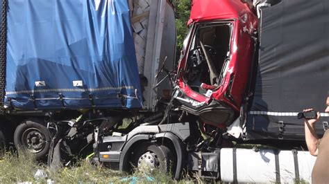 NonstopNews Laster fährt auf Stauende auf und schiebt zweiten Lkw in