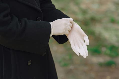 Crop woman wearing latex gloves during pandemicFree Stock Photo