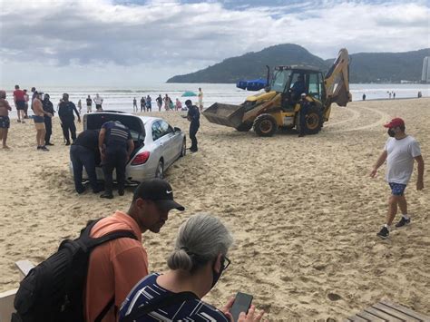 V Deo Carro Fica Atolado Na Praia Central De Balne Rio Cambori