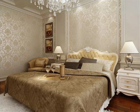 Золотистые обои в интерьере спальни 88 фото