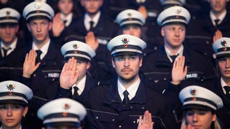 Polizei Anwärter vereidigt Drei Jahre Ausbildung folgen Haller