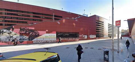 Un uomo si è sdraiato sui binari e ha bloccato il servizio della metro