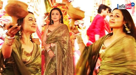 Durga Puja Rani Mukerji Performs Dhunuchi Dance Sangbad Pratidin