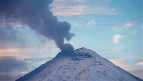 Leve Ca Da De Ceniza En El Sur De Quito Por Actividad Del Volc N