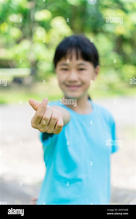 Une Belle Fille D Enfant Faisant Et Montrant Mini Coeur Signe De Main