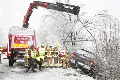 Verkehrsunfall auf A14 Auffahrt Pick Up landet im Gebüsch Rankweil