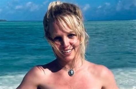 Britney Spears Posa Completamente Desnuda En La Playa Formato Siete