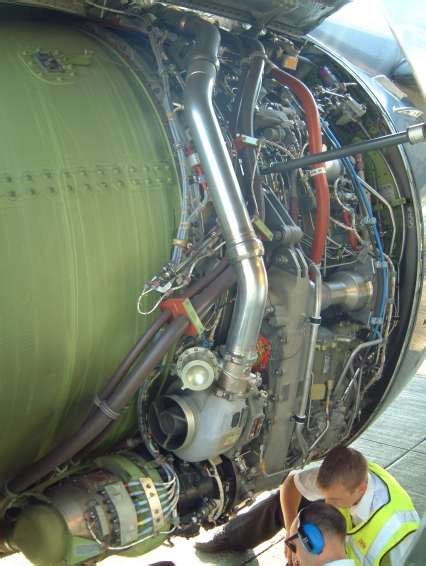 Boeing 737: Photos of Boeing 737 Engine