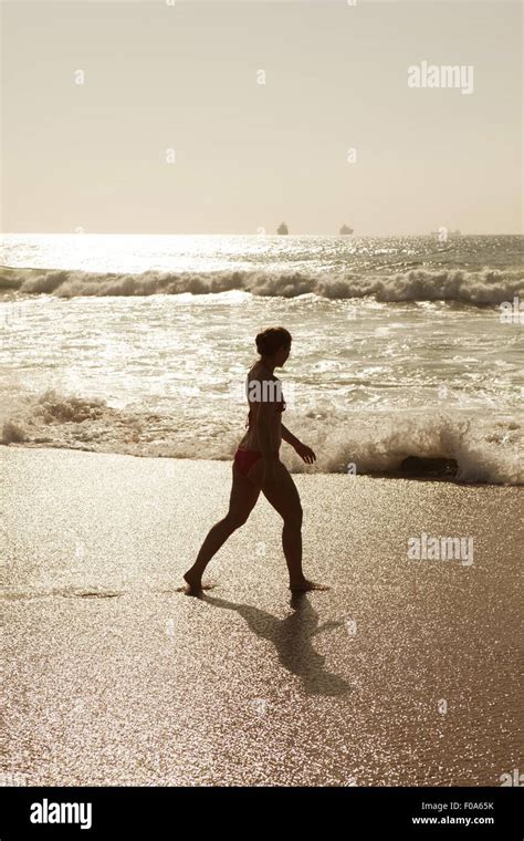 Frau im Bikini zu Fuß am Strand von Umhlanga Südafrika Stockfotografie Alamy
