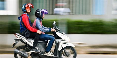 Sering Dilakukan Pengendara Motor Kebiasaan Ini Bahayakan Keselamatan