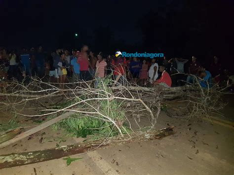 Em protesto por falta de energia moradores fecham a BR 319 após a