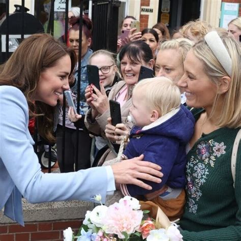 Kate Middleton Saluda Muy Cari Osa A Un Ni O En Su Primera Visita A