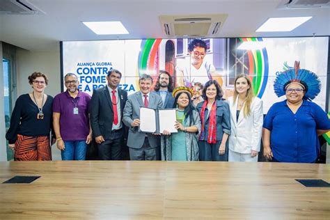 Deputada Bárbara do Firmino participa da assinatura de acordo em favor