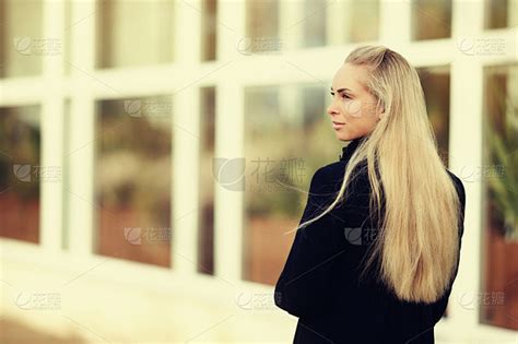 一个美丽的金发女郎在街上的户外肖像