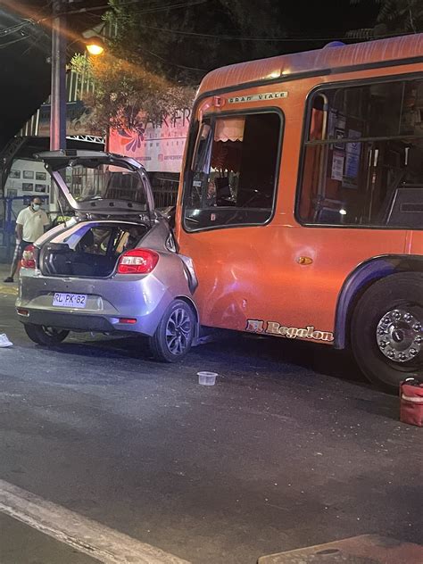 Accidente de tránsito entre un bus y un automóvil dejó dos heridos en