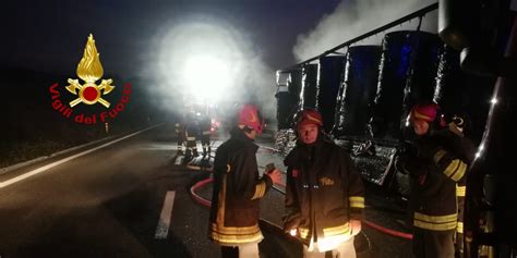 Incendio All Alba Sulla Strada Per Macerata Fiamme Divorano Semirimorchio