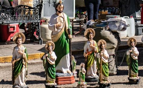 Qué significa el bastón de San Judas Tadeo en la mano izquierda