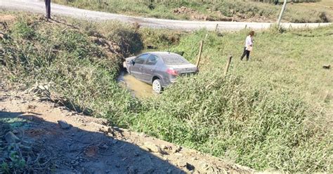 Idoso Perde O Controle De Ve Culo E Cai Em C Rrego No Vale Do Itaja