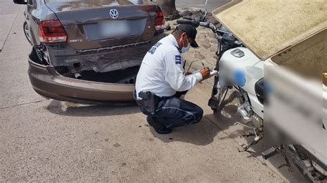 Motociclista resulta con golpes tras chocar contra auto que le invadió