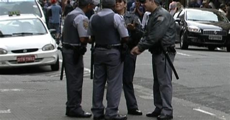 G1 Camelôs passam madrugada em frente à Prefeitura de SP em protesto