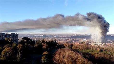 Roma Incendio Nell Impianto Rifiuti Sulla Salaria La Nube Di Fumo