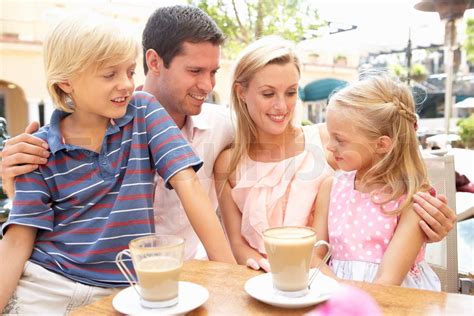 Junge Familie Genie En Tasse Kaffee Im Caf Stock Bild Colourbox