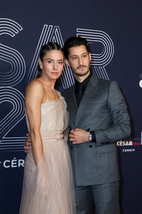 Photo Pierre Niney et Natasha Andrews la mère de ses enfants filent