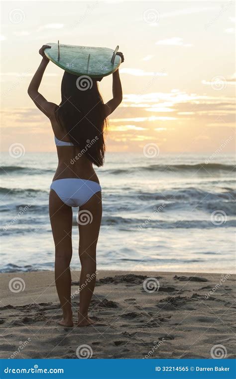 Frauen Bikini Surfer U Surfbrett Sonnenuntergang Strand Stockbild